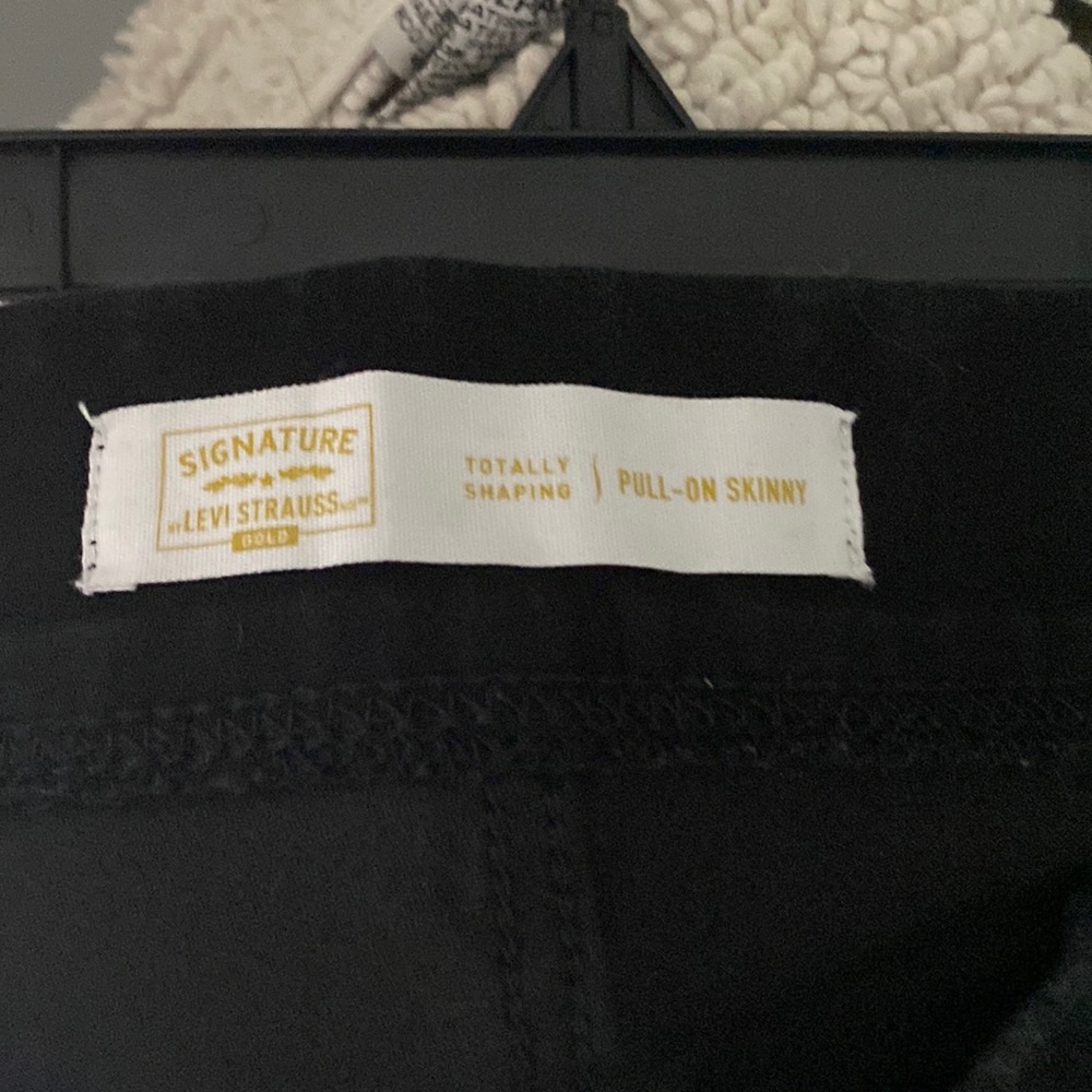 LEVI’S TOTALLY SHAPING JEANS 🖤